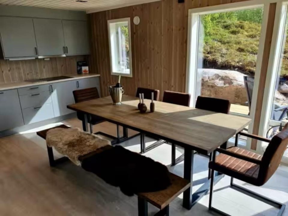 Kitchen or kitchenette, Dining area