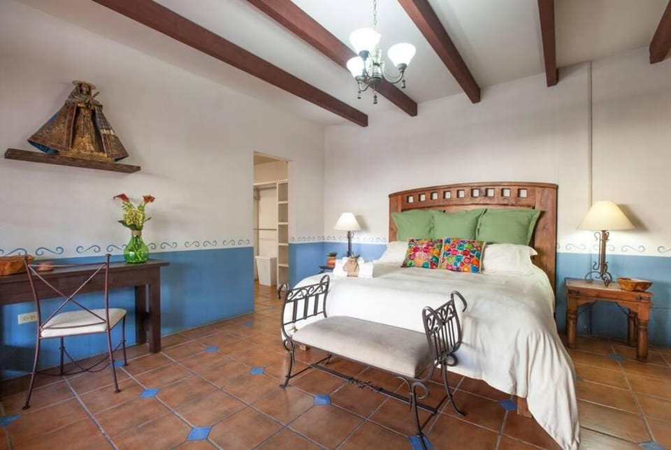 private Pool, walk to malecón, 2 BR estilo hacienda House in La Paz