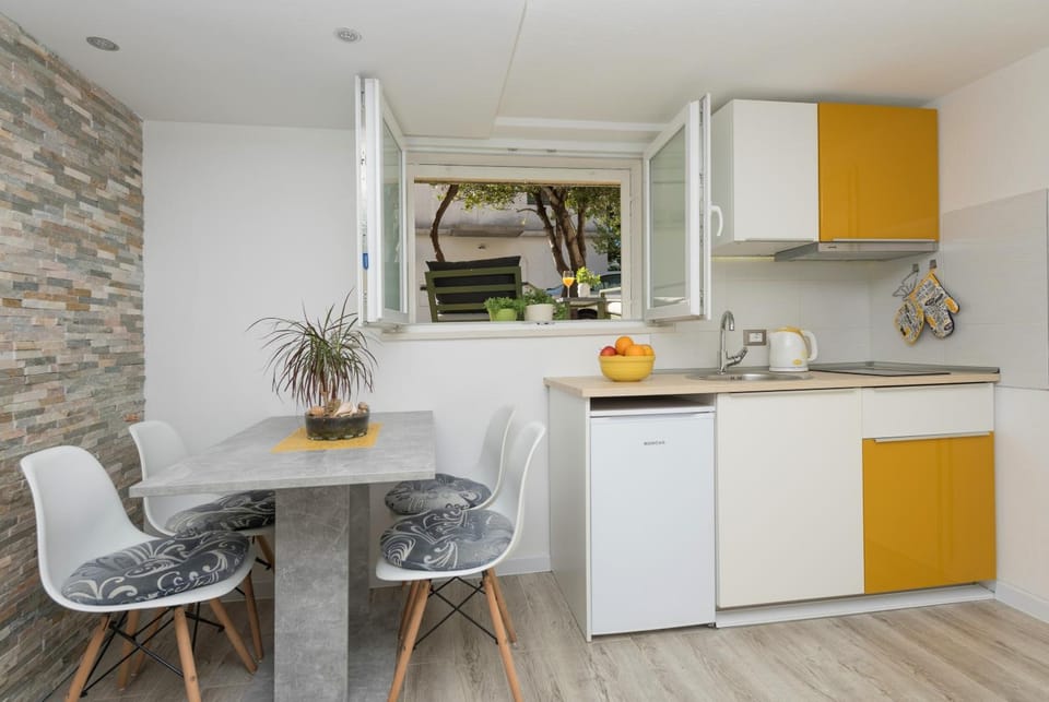 Kitchen or kitchenette, Dining area