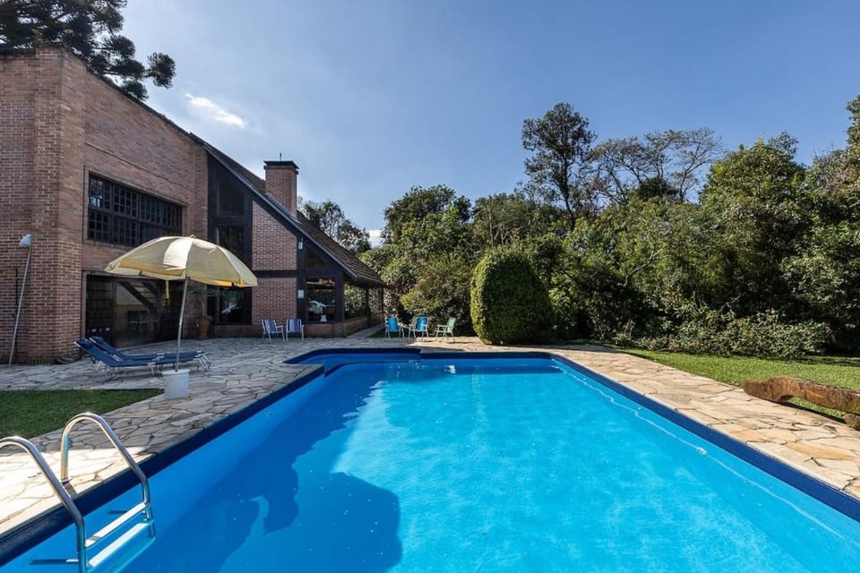 Casa Família Vivern • Piscina, Lareira & Natureza House in Curitiba