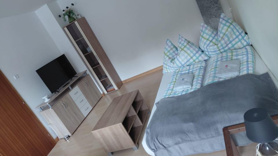 Bed, TV and multimedia, Living room, Photo of the whole room, Seating area, Evening entertainment, Bedroom