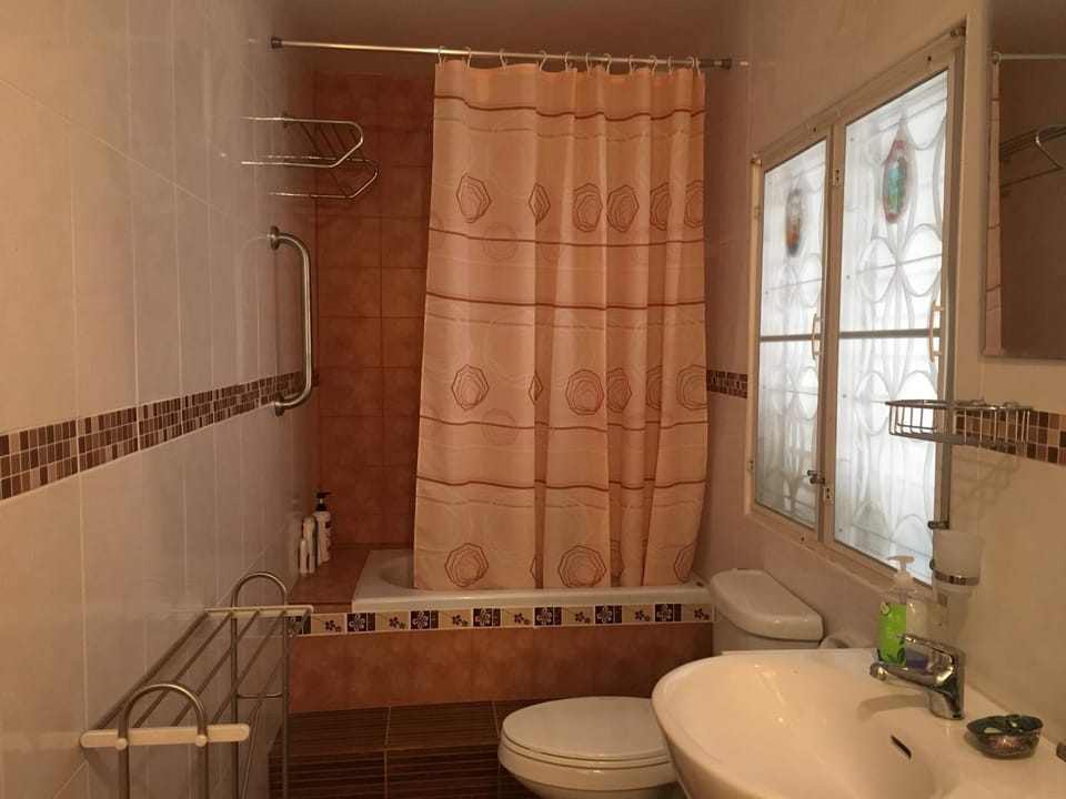 Shower, Toilet, Bathroom, Bath, towels