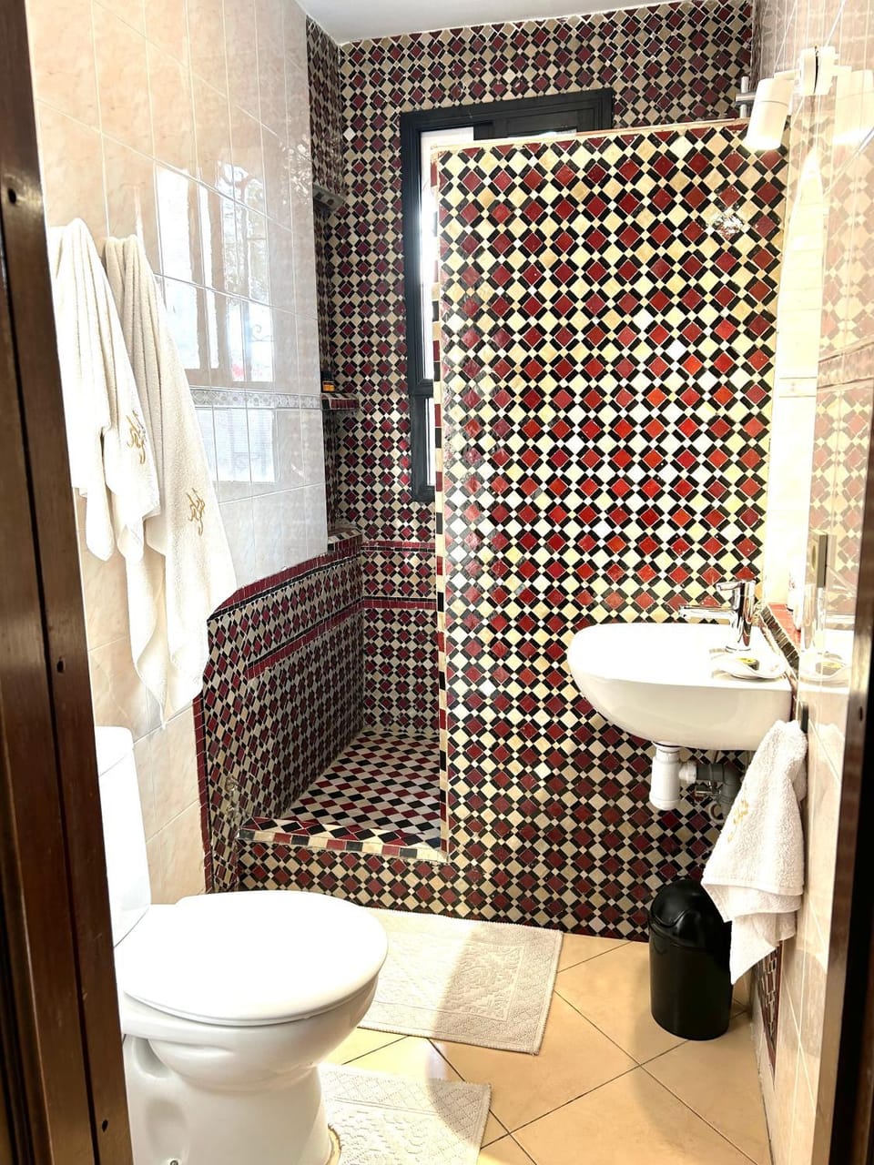 Shower, Toilet, Bathroom, towels