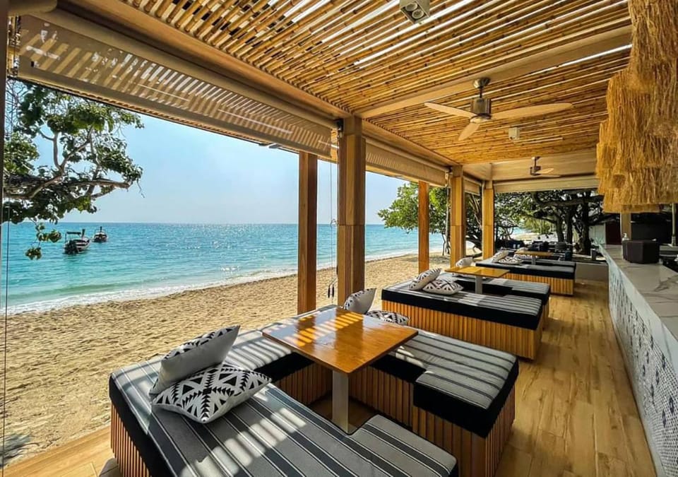 Restaurant/places to eat, Beach, Sea view