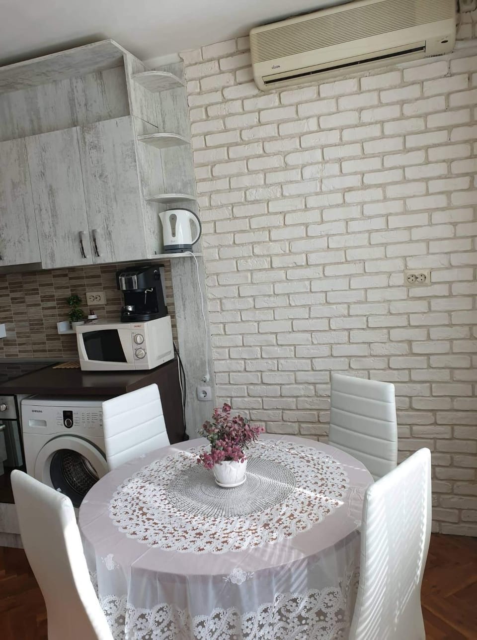 Kitchen or kitchenette, Living room, Seating area, Dining area, minibar, pet friendly, stove, toaster, air conditioner