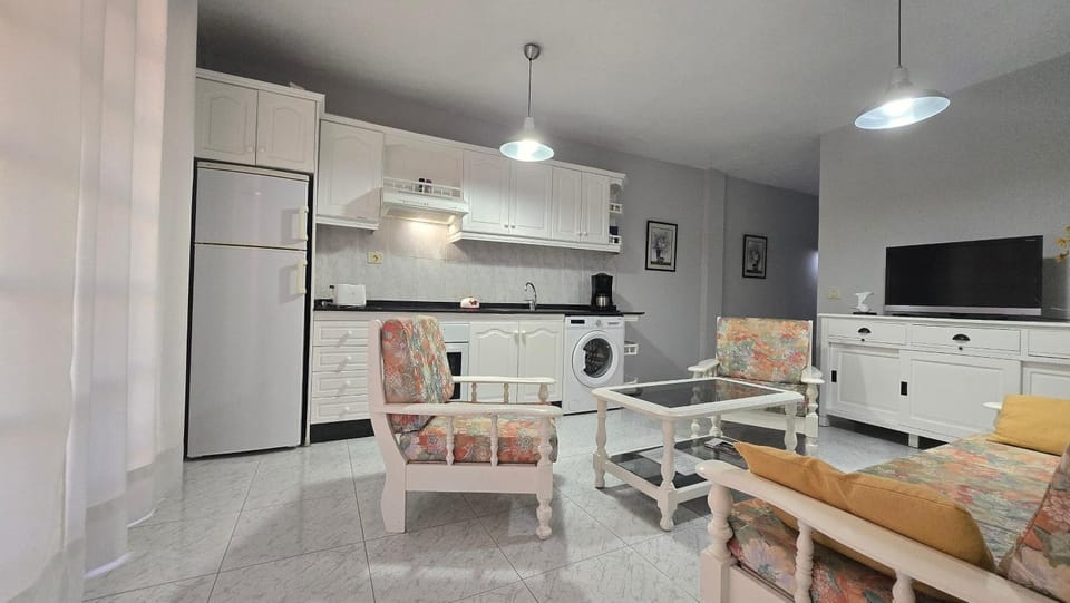 TV and multimedia, Kitchen or kitchenette, oven, stove