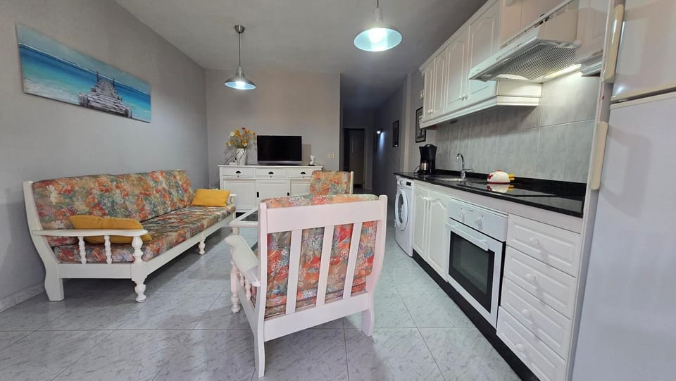 TV and multimedia, Kitchen or kitchenette, Living room, oven, toaster