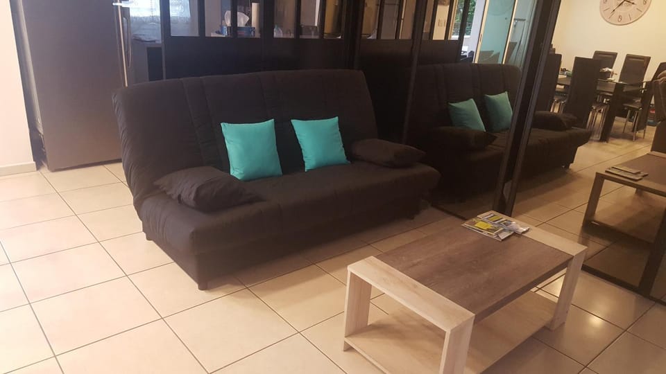 Bed, Living room