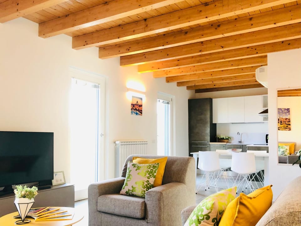 TV and multimedia, Kitchen or kitchenette, Photo of the whole room, Seating area, Dining area