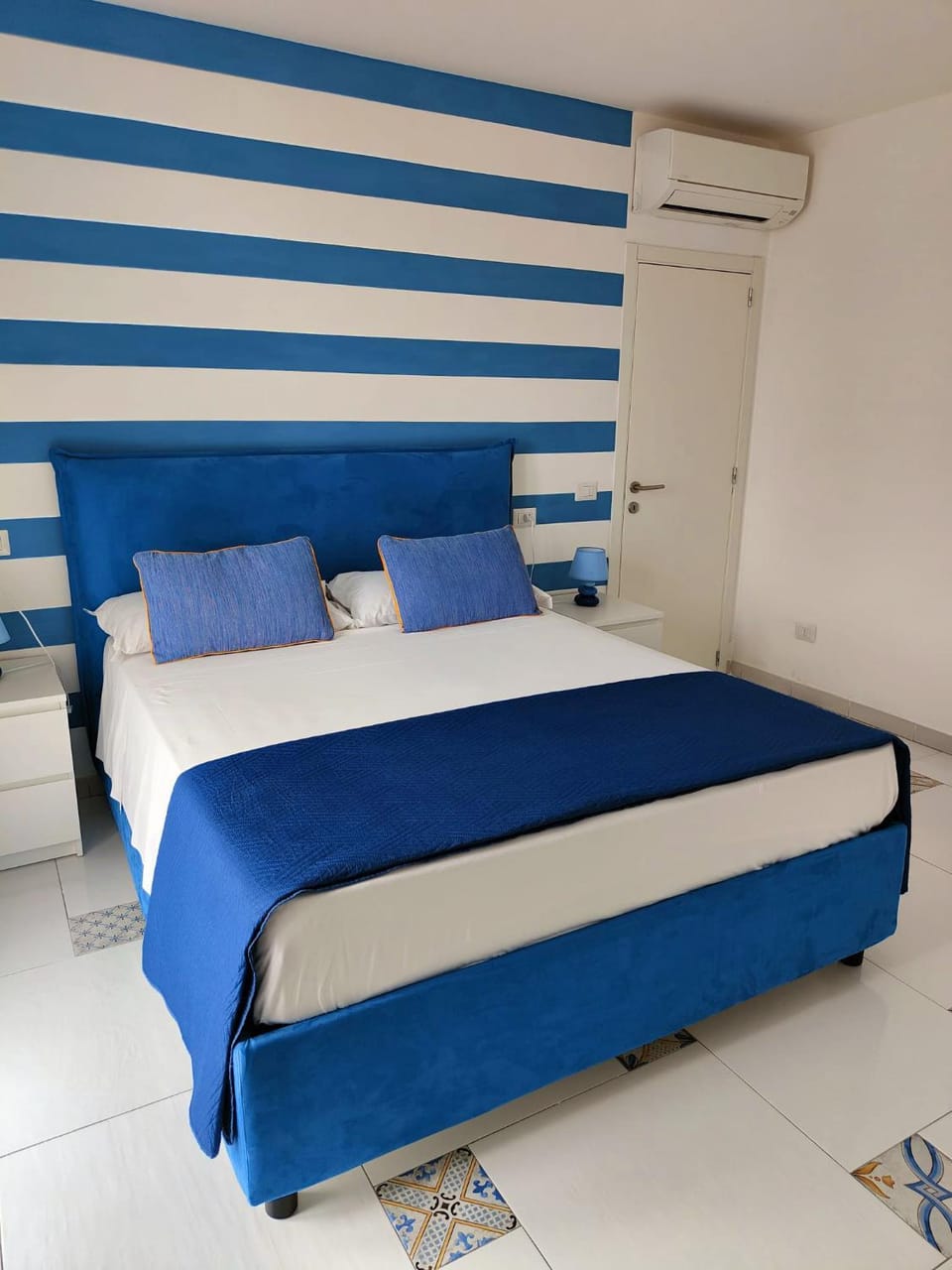 Bed, Bedroom, air conditioner