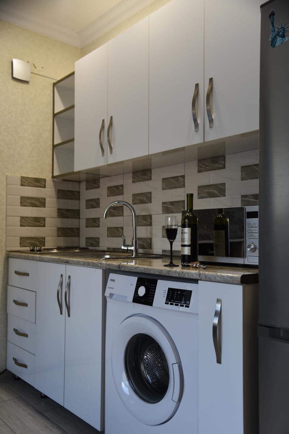 Kitchen or kitchenette, Breakfast, stove, washing machine