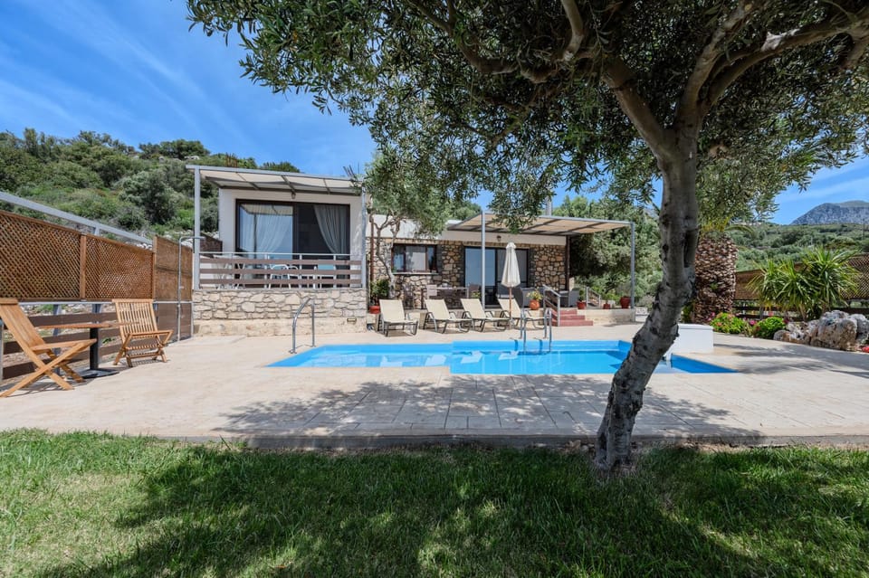 Property building, Garden, Garden view, Pool view, Swimming pool, sunbed