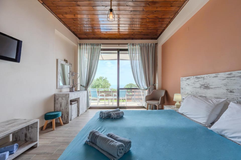 Bed, TV and multimedia, Photo of the whole room, Bedroom, towels