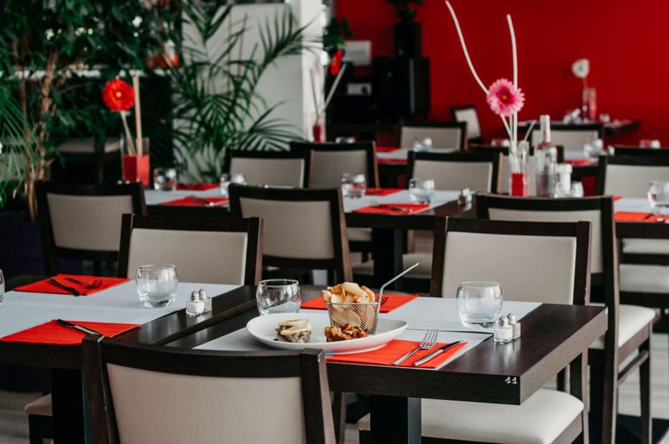 Restaurant/places to eat, Dining area, On site