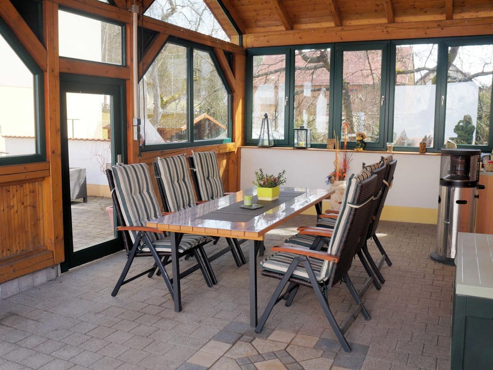 Seating area, Dining area