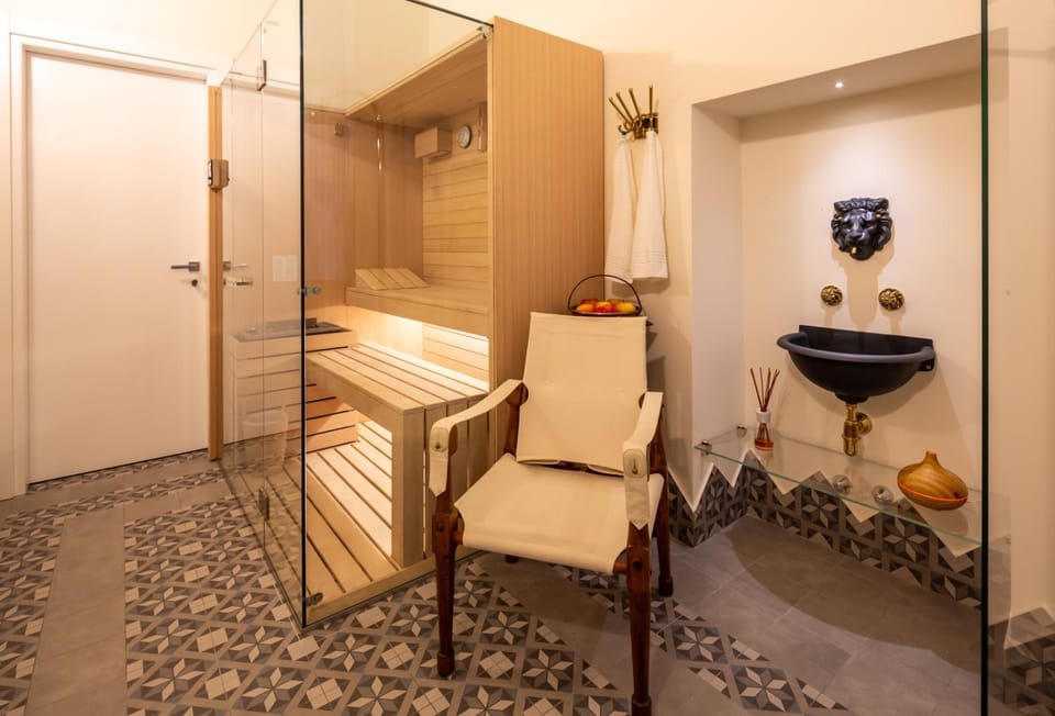 Shower, Sauna, Spa and wellness centre/facilities
