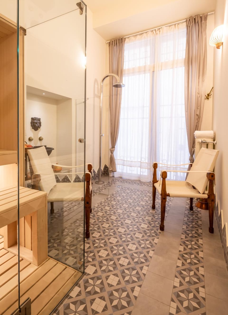 Shower, Sauna, Spa and wellness centre/facilities