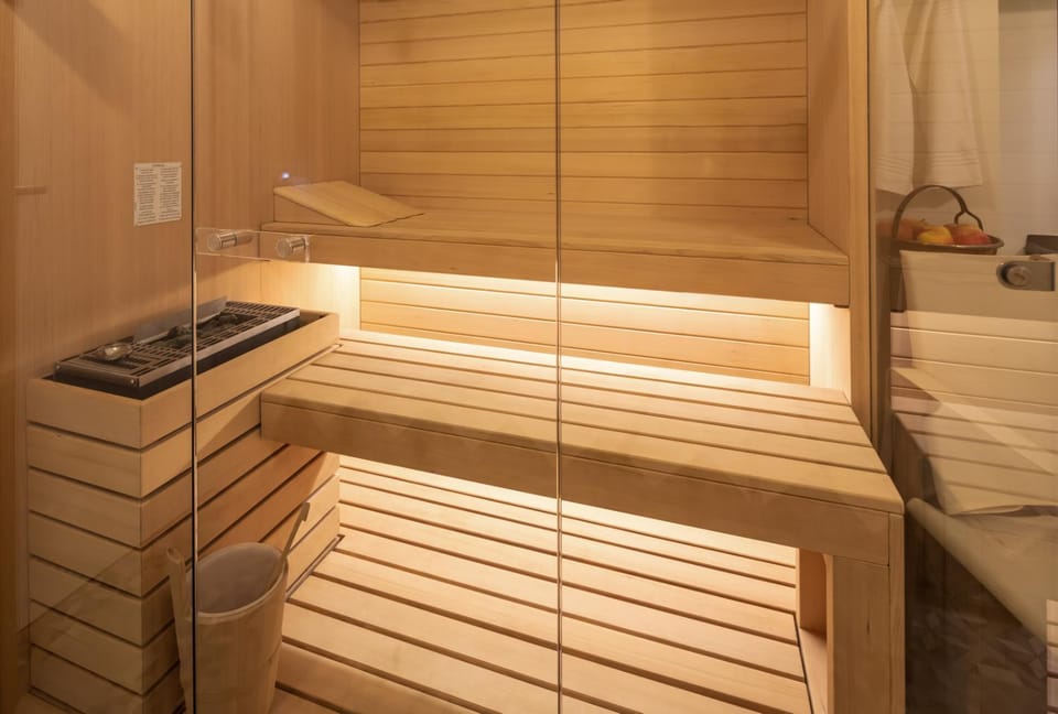 Shower, Sauna, Spa and wellness centre/facilities