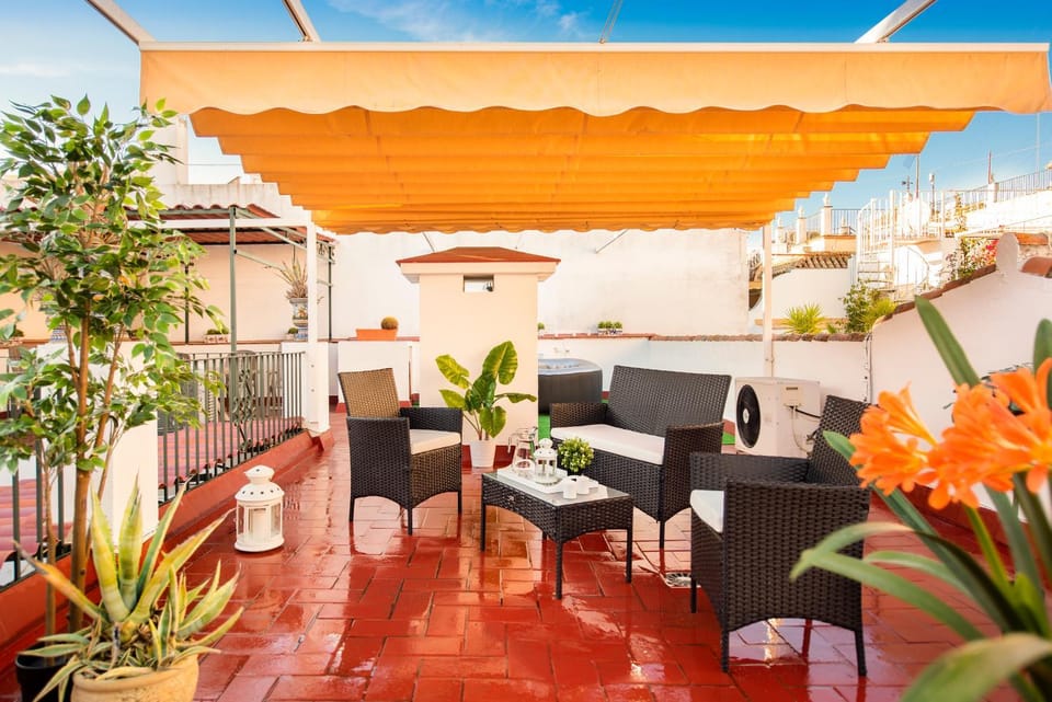 Staff, Balcony/Terrace, Seating area, Bedroom, Area and facilities, Shopping Area, group of guests