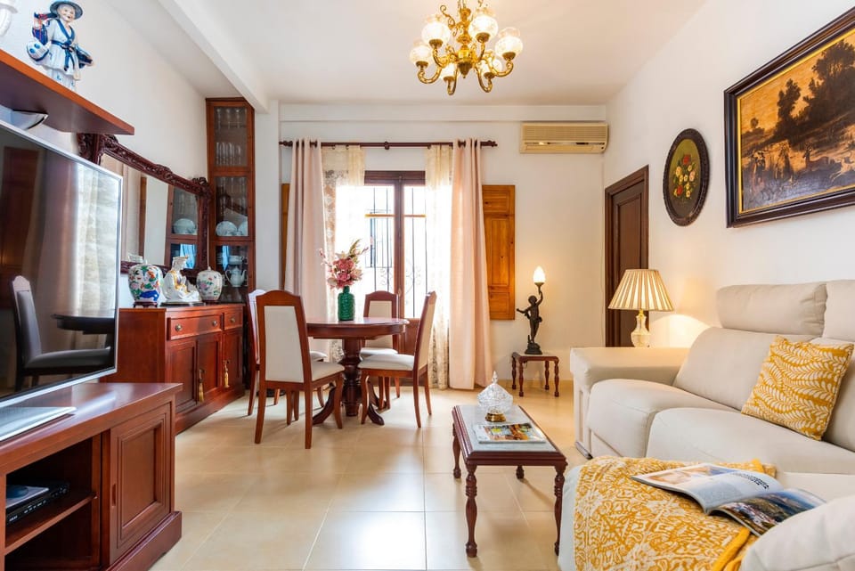 Shower, Toilet, Staff, Communal lounge/ TV room, Bathroom, Living room, Lounge or bar, Seating area, Dining area, Area and facilities, Shopping Area, group of guests