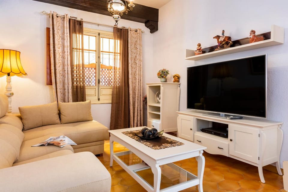 Patio, Staff, Communal lounge/ TV room, TV and multimedia, Living room, Lounge or bar, Seating area, Dining area, Area and facilities, Shopping Area, group of guests, Inner courtyard view, Facility for disabled guests