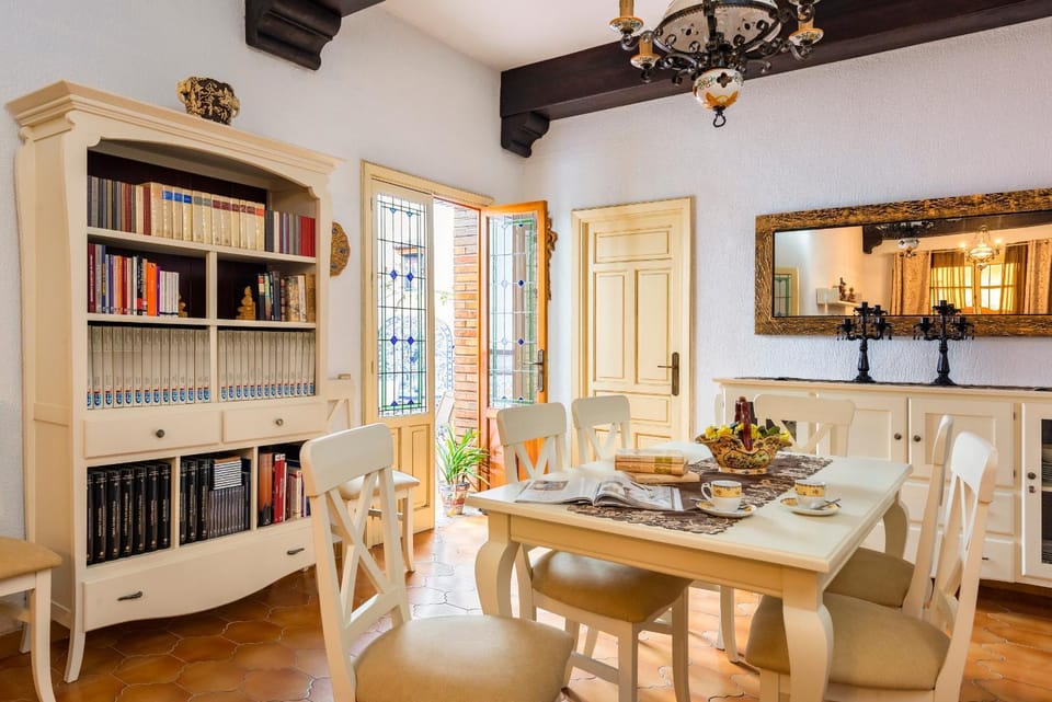 Patio, Staff, Communal lounge/ TV room, Library, Living room, Lounge or bar, Seating area, Dining area, Area and facilities, Shopping Area, group of guests, Inner courtyard view, Facility for disabled guests
