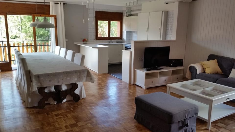 TV and multimedia, Kitchen or kitchenette, Living room, Dining area