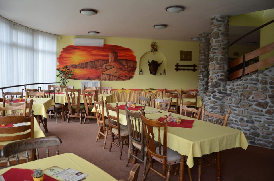 Restaurant/places to eat, Lounge or bar