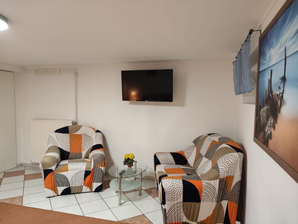 Photo of the whole room, Seating area