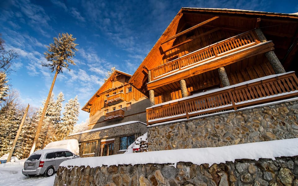 Property building, Day, Natural landscape, Winter, Area and facilities, Area and facilities, Time of day, Sunrise, Sunset