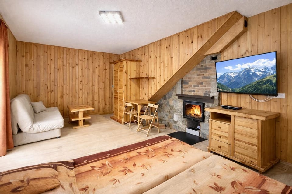 Property building, Communal lounge/ TV room, Bed, TV and multimedia, View (from property/room), Living room, Photo of the whole room, Seating area, Evening entertainment, Bedroom, fireplace, fireplace, wardrobe