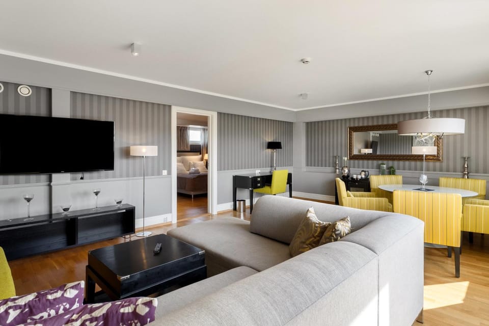 TV and multimedia, Photo of the whole room, Seating area, Dining area
