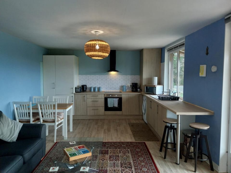 Kitchen or kitchenette, Dining area, minibar, pet friendly, stove
