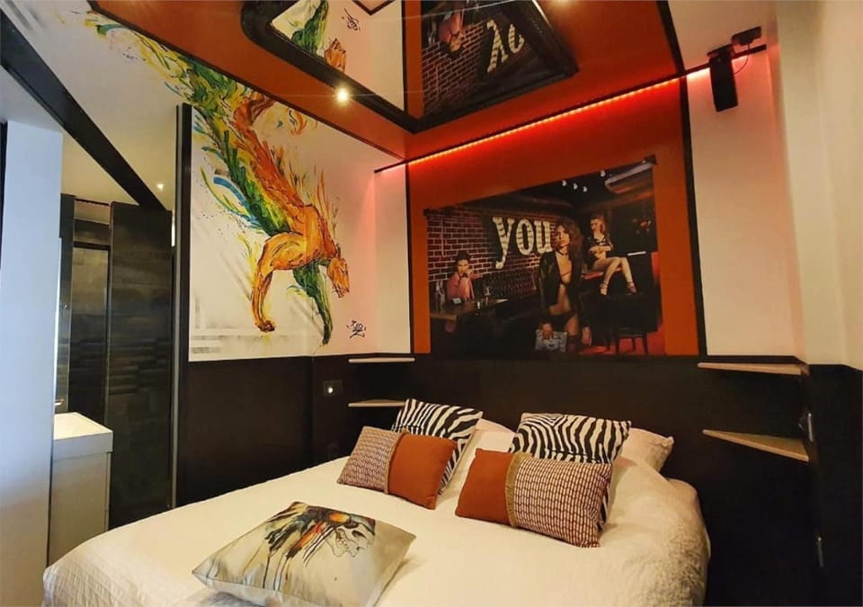 Bed, Photo of the whole room, Decorative detail, Bedroom