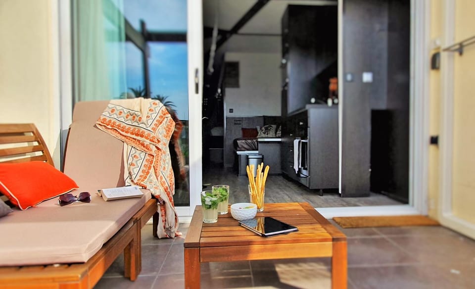 Balcony/Terrace, sunbed