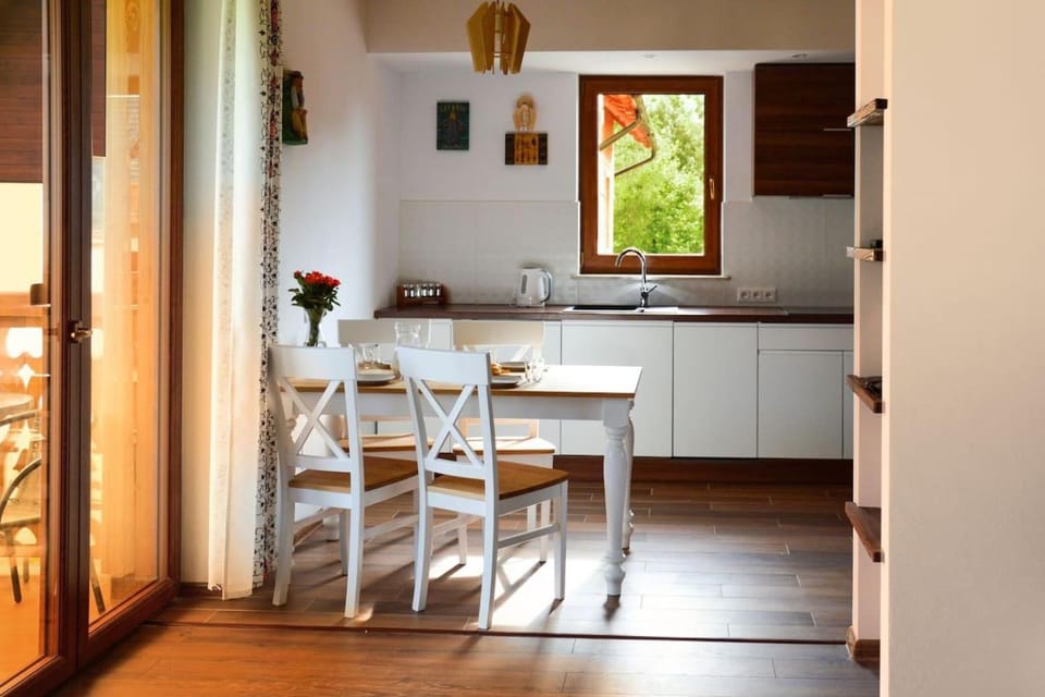 Kitchen or kitchenette, Dining area