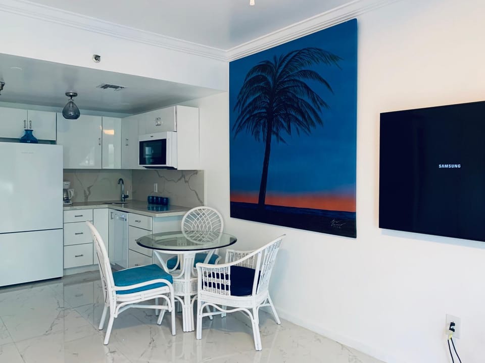 Kitchen or kitchenette, Seating area, Dining area, minibar