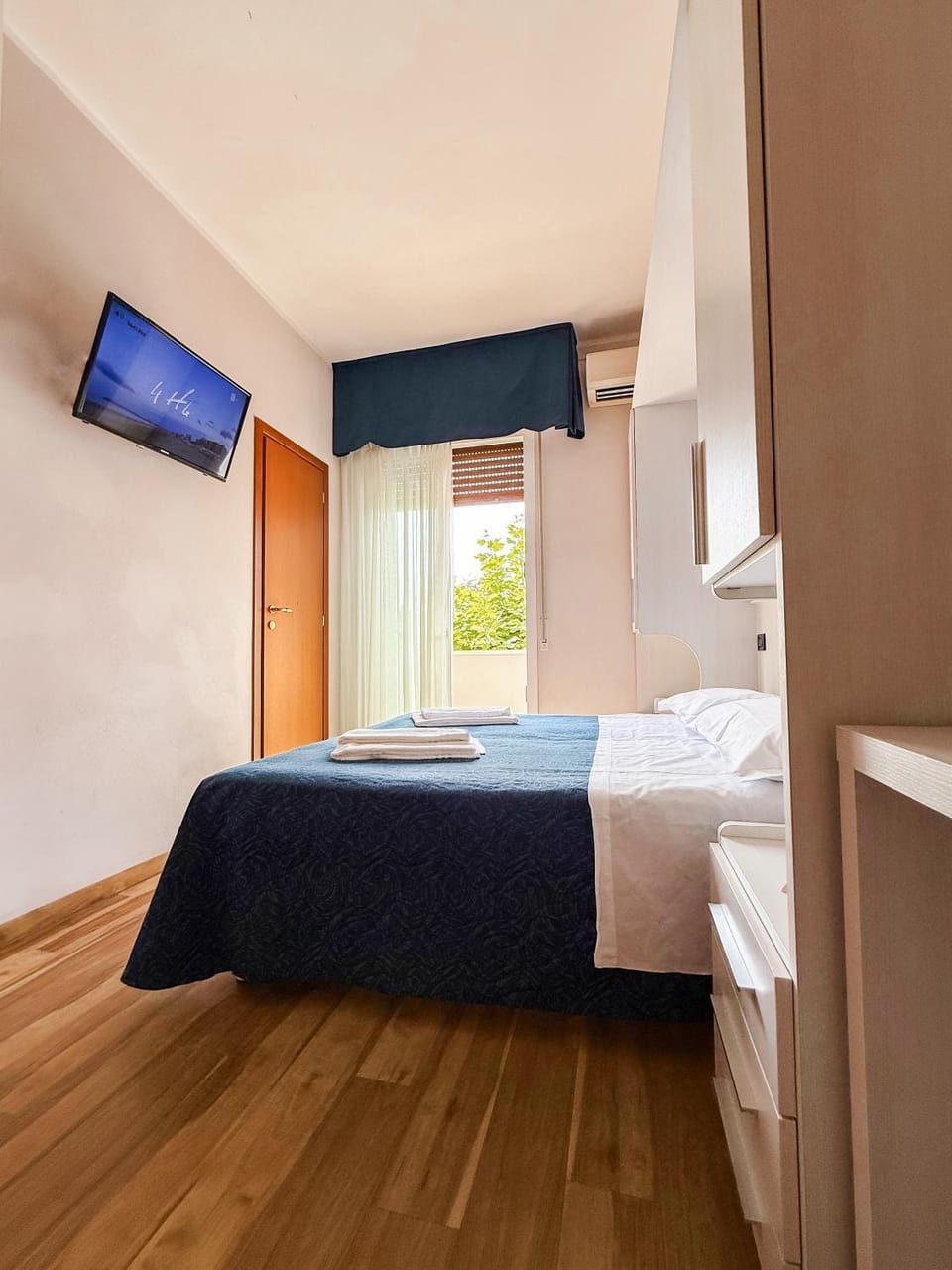 TV and multimedia, Photo of the whole room, Bedroom, towels, air conditioner