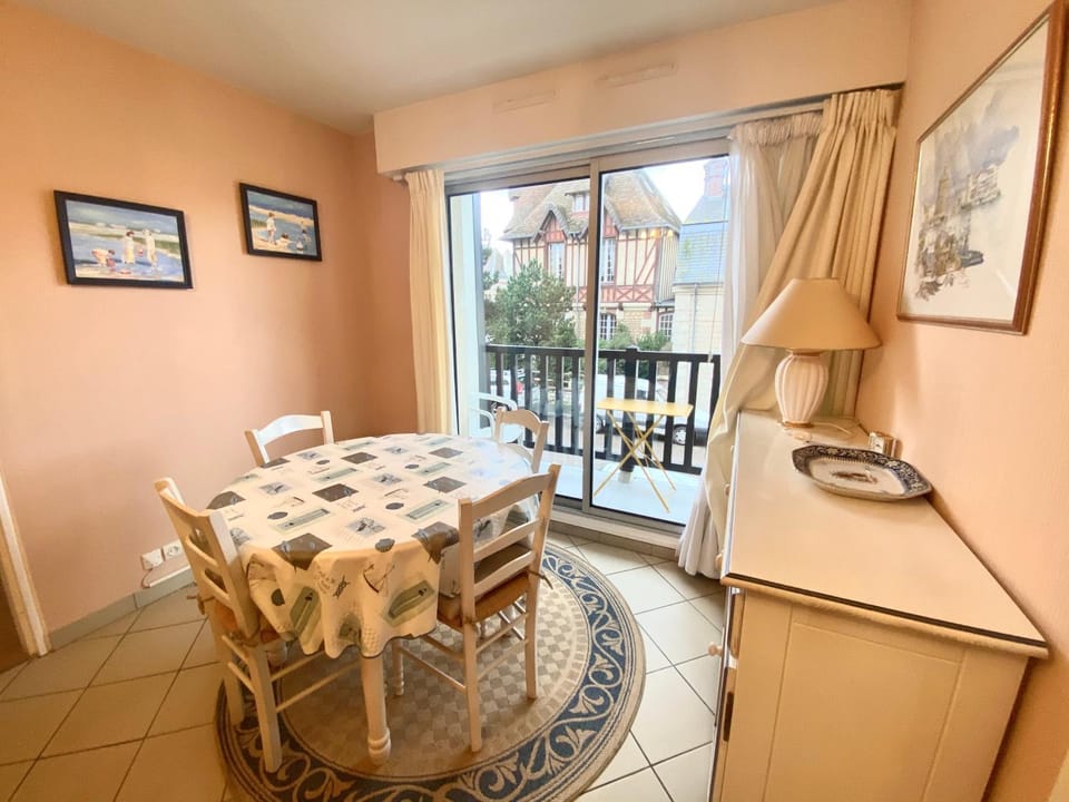 Residence Normande CASTELNAU Avenue de Castelnau a Cabourg. Appartement situe en plein coeur du cent Apartment in Cabourg