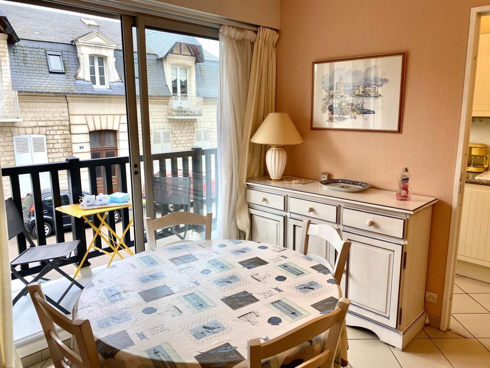 Residence Normande CASTELNAU Avenue de Castelnau a Cabourg. Appartement situe en plein coeur du cent Apartment in Cabourg