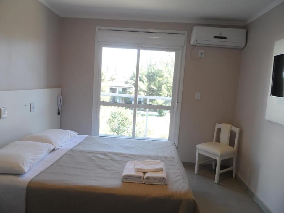 Property building, Bed, TV and multimedia, Photo of the whole room, Bedroom, Swimming pool, Breakfast, towels, air conditioner