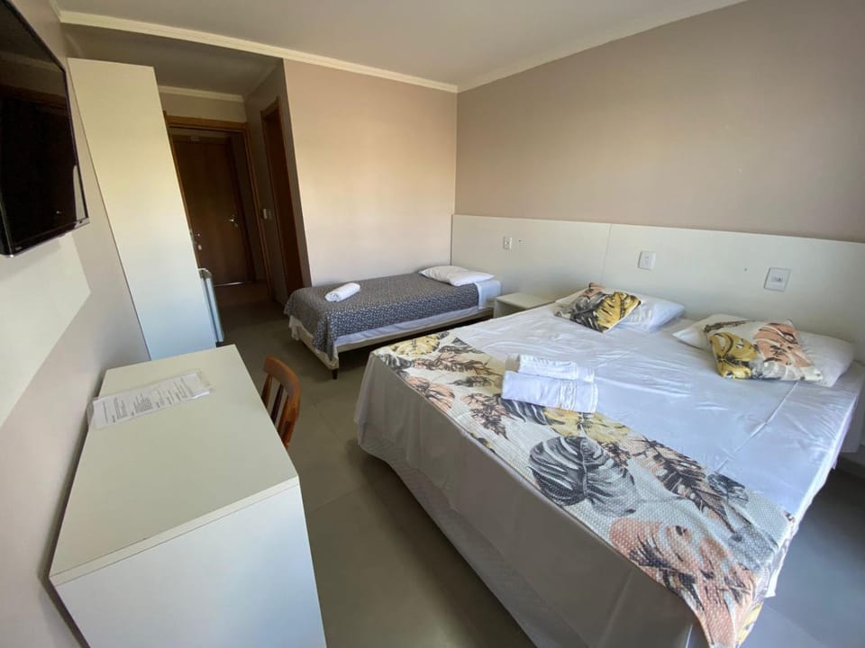 Bed, TV and multimedia, Photo of the whole room, Bedroom, towels