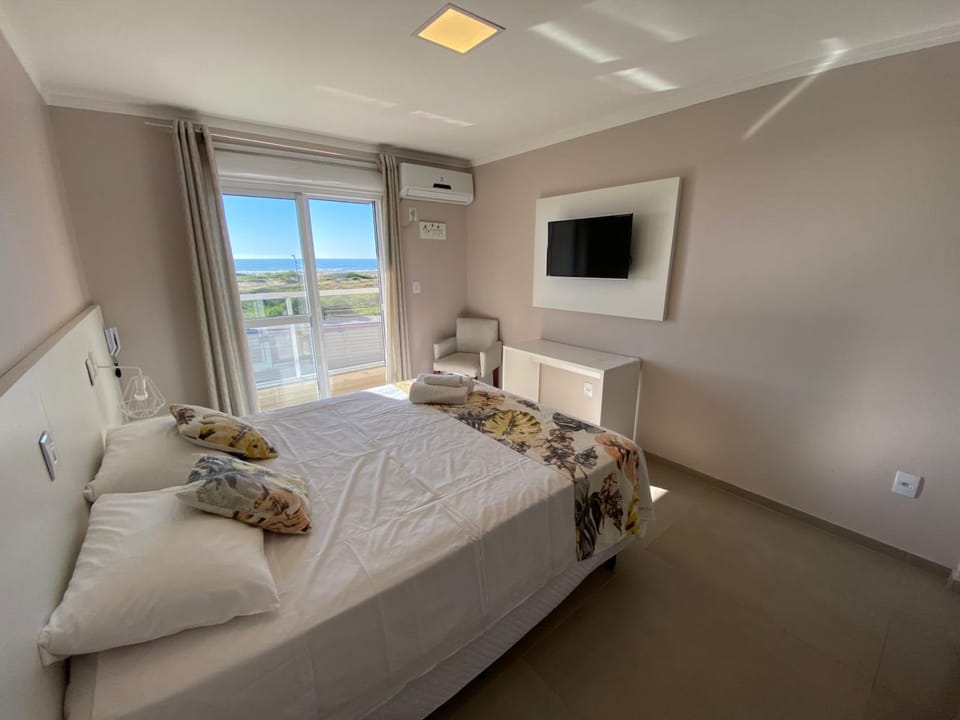 Bed, Natural landscape, TV and multimedia, Photo of the whole room, Bedroom, towels, air conditioner