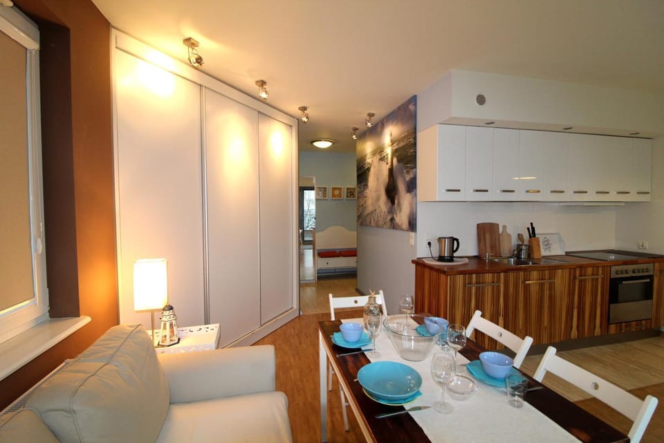 Coffee/tea facilities, Kitchen or kitchenette, Dining area, stove
