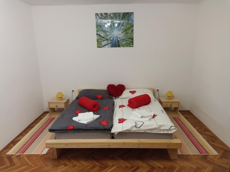 Bed, Bedroom, towels