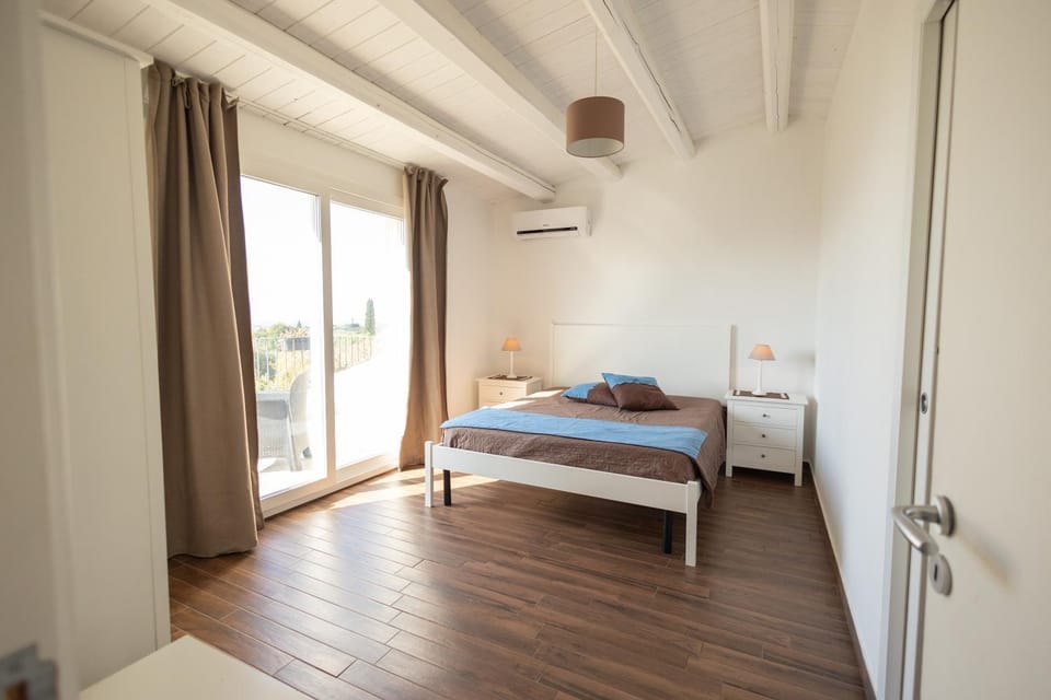 Bed, Photo of the whole room, Bedroom, air conditioner