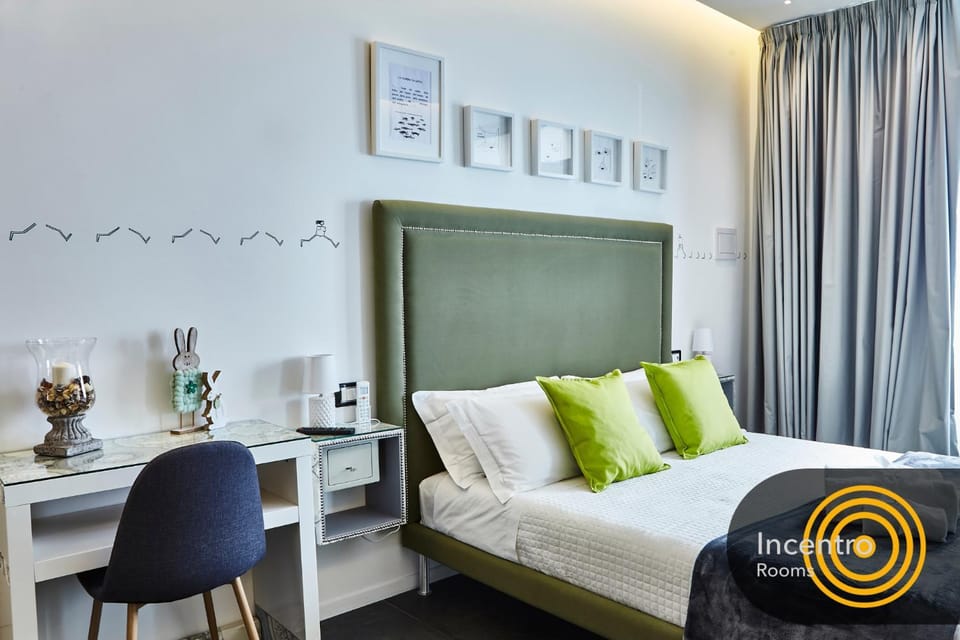 Bed, Photo of the whole room, Bedroom, hair dresser, locker, safe