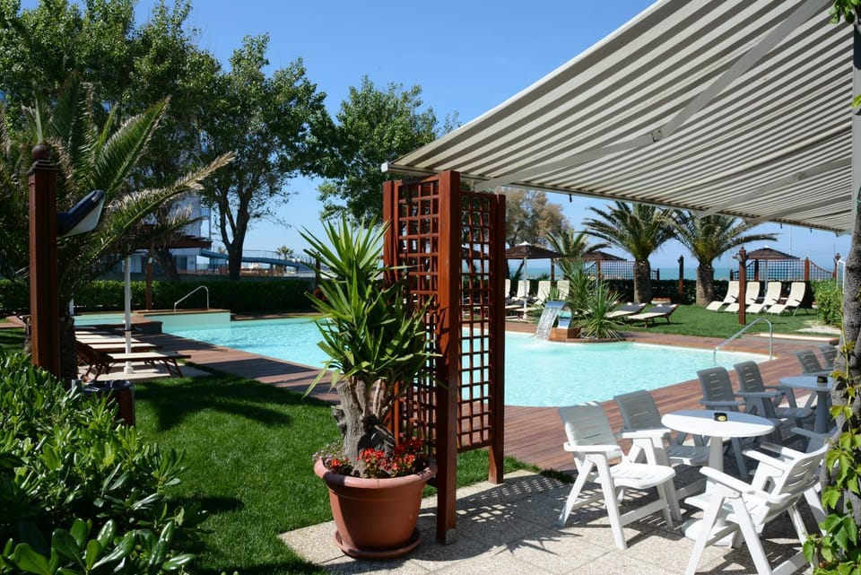 Patio, Day, Swimming pool