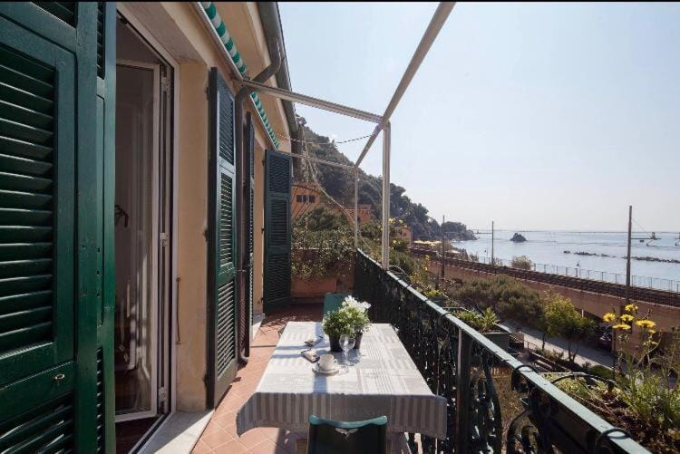 Balcony/Terrace, Sea view, Street view
