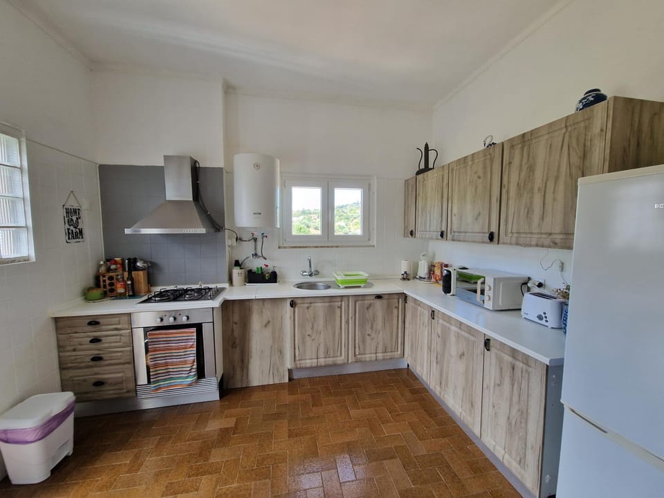 Kitchen or kitchenette, oven, stove, toaster, Internal: Not applicable to any particular room